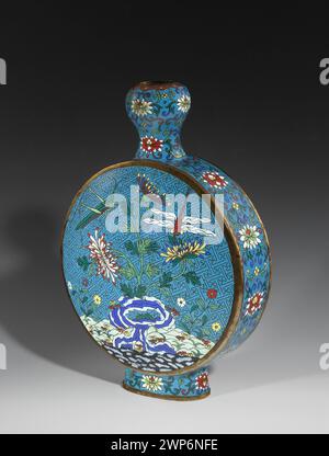 Vase en cylindre de livre de style Qing chinois du XVIIIe siècle avec décoration cloisonnée représentant des chrysanthèmes, des lis, des papillons, des libellules, des motifs de lotus, et des chevaux de campagne, de la collection Paderewski. Banque D'Images