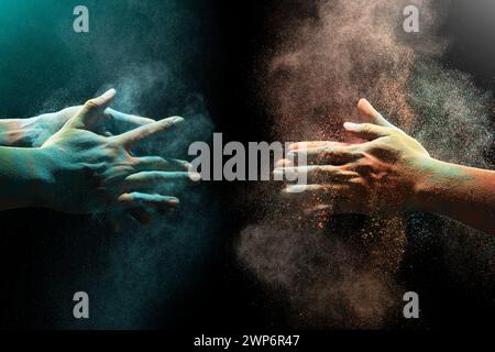 Gros plan mains de l'homme qui applaudit avec des couleurs pendant la célébration de Holi-festival des couleurs. Concept de festival Holi. Banque D'Images