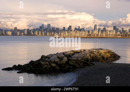 Jetée du Royal Vancouver Yacht Club et horizon de la ville depuis Jericho Beach, Vancouver, BC, Canada Banque D'Images