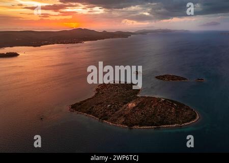 Galesnjak, Croatie - vue panoramique aérienne de la belle île en forme de cœur Galesnjak avec un coucher de soleil chaud coloré d'été au-dessus de la médite Adriatique Banque D'Images