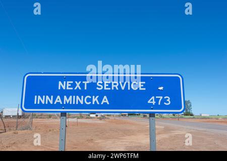 Panneau routier sur le Strzelecki Track, indiquant le prochain service à Innamincka, Australie méridionale, Australie méridionale, Australie méridionale Banque D'Images