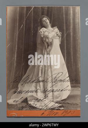 Portrait en pied d'Aino Ackté, chanteur d'opéra finlandais, dans une robe lumineuse ornée de perles, photographiée vers 1903 à Paris, dédiée à Melania Rajchman, partie de la collection d'Aleksander Rajchman. Banque D'Images