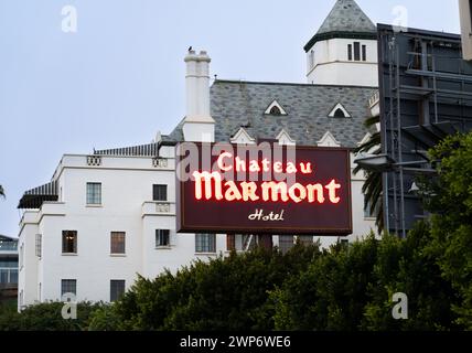 Le panneau au néon devant le kiosque de voiturier Chateau Marmont sur le Sunset Strip à Hollywood. Banque D'Images