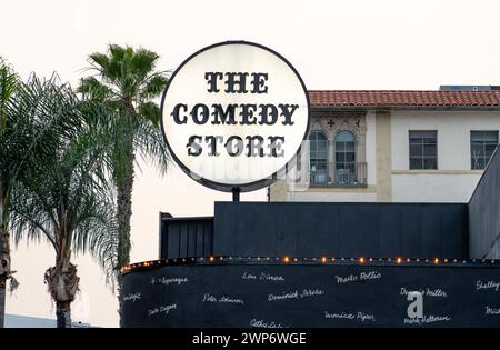 Le panneau devant le célèbre club de comédie The Comedy Store sur le Sunset Strip à Hollywood. Banque D'Images