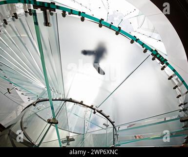 Escalier moderne en verre Silhouette des gens qui marchent à shanghai en chine. Banque D'Images