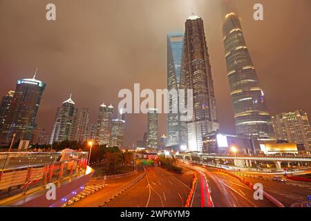 La lumière des sentiers sur le bâtiment moderne contexte en Chine Shanghai Banque D'Images