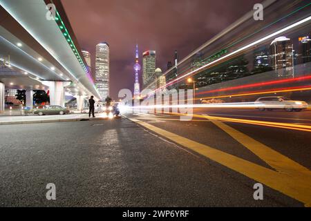 La lumière des sentiers sur le bâtiment moderne contexte en Chine Shanghai Banque D'Images