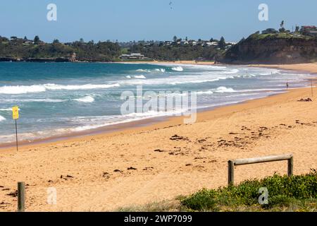 Plage de Mona Vale sur la côte est de Sydney devenant plage de Warriewood au-delà du promontoire, côte de Sydney, Nouvelle-Galles du Sud, Australie, 2024 Banque D'Images