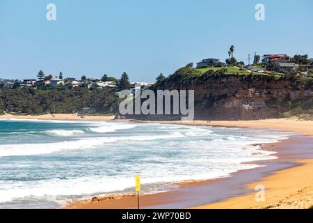 Plage de Mona Vale sur la côte est de Sydney devenant plage de Warriewood au-delà du promontoire, côte de Sydney, Nouvelle-Galles du Sud, Australie, 2024 Banque D'Images