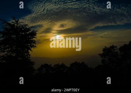 Vue sur le coucher du soleil depuis les montagnes de Lansdowne. Vue sur le coucher de soleil de la montagne à Lansdowne. Incroyable coucher de soleil doré vu à travers la route de la forêt, Lansdowne Uttarakhan Banque D'Images