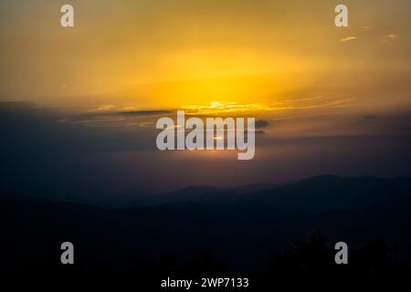 Vue sur le coucher du soleil depuis les montagnes de Lansdowne. Vue sur le coucher de soleil de la montagne à Lansdowne. Incroyable coucher de soleil doré vu à travers la route de la forêt, Lansdowne Uttarakhan Banque D'Images