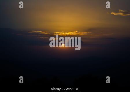 Vue sur le coucher du soleil depuis les montagnes de Lansdowne. Vue sur le coucher de soleil de la montagne à Lansdowne. Incroyable coucher de soleil doré vu à travers la route de la forêt, Lansdowne Uttarakhan Banque D'Images