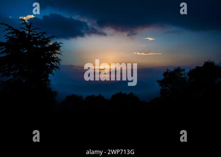 Vue sur le coucher du soleil depuis les montagnes de Lansdowne. Vue sur le coucher de soleil de la montagne à Lansdowne. Incroyable coucher de soleil doré vu à travers la route de la forêt, Lansdowne Uttarakhan Banque D'Images