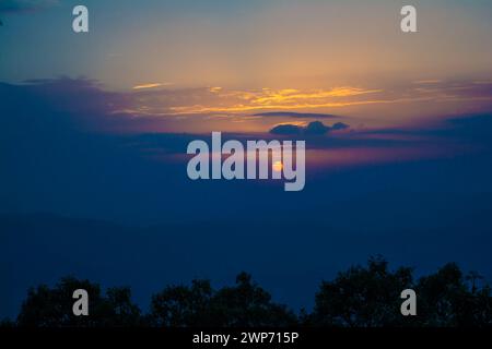 Vue sur le coucher du soleil depuis les montagnes de Lansdowne. Vue sur le coucher de soleil de la montagne à Lansdowne. Incroyable coucher de soleil doré vu à travers la route de la forêt, Lansdowne Uttarakhan Banque D'Images