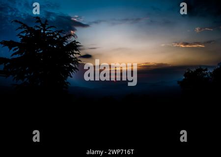 Vue sur le coucher du soleil depuis les montagnes de Lansdowne. Vue sur le coucher de soleil de la montagne à Lansdowne. Incroyable coucher de soleil doré vu à travers la route de la forêt, Lansdowne Uttarakhan Banque D'Images