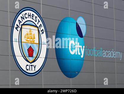 Stade Etihad, Manchester, Royaume-Uni. 5 mars 2024. Conférence de presse avant le match de l'UEFA Champions League contre Copenhague à Manchester, en Angleterre. Signalisation Manchester City sur le côté d'un bâtiment du campus Etihad du club. Crédit : action plus Sports/Alamy Live News Banque D'Images