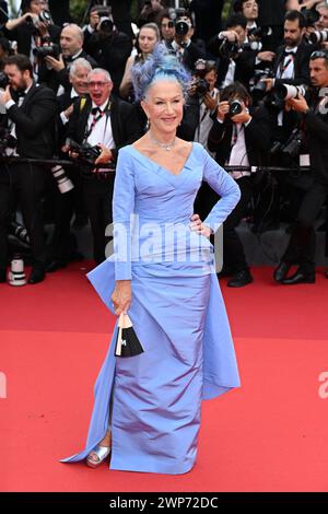 Photo du dossier datée du 16/05/2023 de Dame Helen Mirren assistant à la première Jeanne du Barry lors du 76e Festival de Cannes, France. La poupée Barbie de Dame Helen recrée le look de mode bleu qu'Helen portait sur le tapis rouge de Cannes en 2023 et porte une statue miniature d'Oscar, en reconnaissance de son prix de la meilleure actrice 2007 aux Oscars. Date d'émission : mercredi 6 mars 2024. Banque D'Images