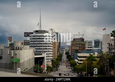 Une vue sur Vine Street surplombant l'emblématique bâtiment Capitol Record en direction de Hollywood Boulevard. Banque D'Images