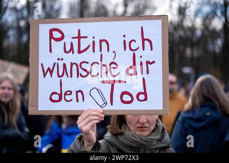 Anlässlich des zweiten Jahrestages des beginns des Krieges von Russland gegen die Ukraine versammelten sich mehrere tausend Menschen BEI einer Solidaritätsdemontration am Brandenburger Tor in Berlin-Mitte. / A l occasion du deuxième anniversaire du début de la guerre russe contre l Ukraine, plusieurs milliers de personnes se sont rassemblées à Brandenburger Tor, dans le district de Berlin Mitte, pour une manifestation de solidarité. Snapshot-Photography/K.M.Krause *** a l occasion du deuxième anniversaire du début de la guerre russe contre l Ukraine, plusieurs milliers de personnes se sont rassemblées à Brandenburger Tor à Berli Banque D'Images