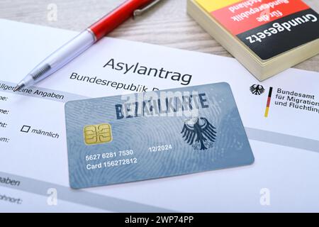 FOTOMONTAGE, Bezahlkarte für Geflüchtete und Asylsuchende auf einem Asylantrag, Symbolfoto Banque D'Images