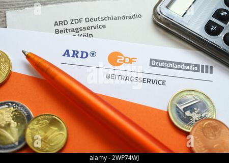 Brief des ARD ZDF Deutschlandradio Beitragsservice mit Taschenrechner und Geldmünzen, Symbolfoto Erhöhung des Rundfunkbeitrags Banque D'Images