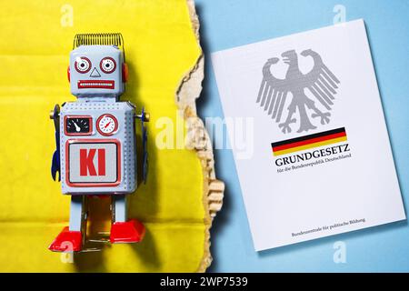 FOTOMONTAGE, Roboterfigur mit Aufschrift Ki und deutsches Grundgesetz, Symbolfoto Ki-Regelungen Banque D'Images