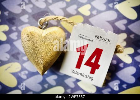 FOTOMONTAGE, Hölzernes Herz mit Kalenderblatt vom 14. Februar, Symbolfoto Valentinstag Banque D'Images