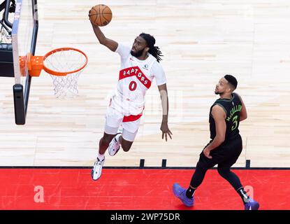 Toronto, Canada. 5 mars 2024. Javon Freeman-Liberty (G) des Raptors de Toronto fait un layup lors du match de saison régulière de la NBA 2023-2024 entre les Raptors de Toronto et les Pelicans de la Nouvelle-Orléans à Toronto, Canada, le 5 mars 2024. Crédit : Zou Zheng/Xinhua/Alamy Live News Banque D'Images