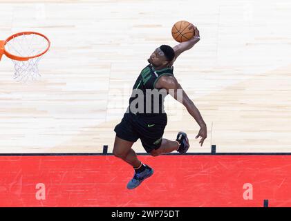 Toronto, Canada. 5 mars 2024. Zion Williamson des Pelicans de la Nouvelle-Orléans dunque lors du match de saison régulière de la NBA 2023-2024 entre les Raptors de Toronto et les Pelicans de la Nouvelle-Orléans à Toronto, Canada, le 5 mars 2024. Crédit : Zou Zheng/Xinhua/Alamy Live News Banque D'Images