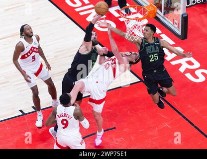 Toronto, Canada. 5 mars 2024. Jonas Valanciunas (3e à gauche) et Trey Murphy III (d) des Pelicans de la Nouvelle-Orléans se battent pour un rebond avec Kelly Olynyk (2e à droite) des Raptors de Toronto lors du match de saison régulière de la NBA 2023-2024 entre les Raptors de Toronto et les Pelicans de la Nouvelle-Orléans à Toronto, Canada, le 5 mars 2024. Crédit : Zou Zheng/Xinhua/Alamy Live News Banque D'Images