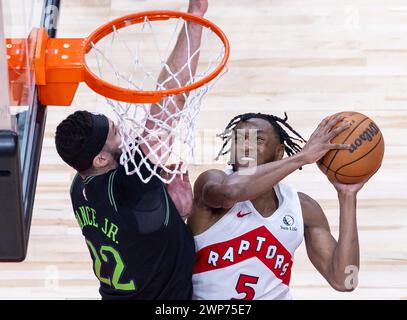 Toronto, Canada. 5 mars 2024. Immanuel Quickley (R) des Raptors de Toronto fait un layup lors du match de saison régulière de la NBA 2023-2024 entre les Raptors de Toronto et les Pelicans de la Nouvelle-Orléans à Toronto, Canada, le 5 mars 2024. Crédit : Zou Zheng/Xinhua/Alamy Live News Banque D'Images