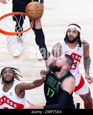 Toronto, Canada. 5 mars 2024. Jonas Valanciunas (avant), des Pelicans de la Nouvelle-Orléans, fait un layup lors du match de saison régulière de la NBA 2023-2024 entre les Raptors de Toronto et les Pelicans de la Nouvelle-Orléans à Toronto, Canada, le 5 mars 2024. Crédit : Zou Zheng/Xinhua/Alamy Live News Banque D'Images