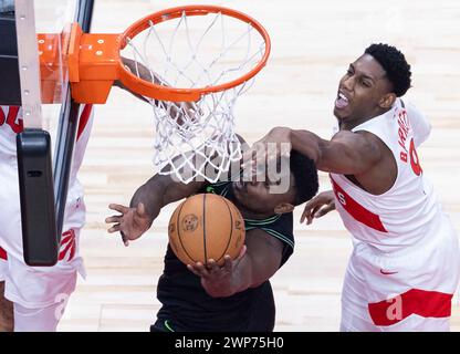 Toronto, Canada. 5 mars 2024. Zion Williamson (G) de la Nouvelle-Orléans Pelicans fait un layup lors du match de saison régulière de la NBA 2023-2024 entre les Raptors de Toronto et les Pelicans de la Nouvelle-Orléans à Toronto, Canada, le 5 mars 2024. Crédit : Zou Zheng/Xinhua/Alamy Live News Banque D'Images