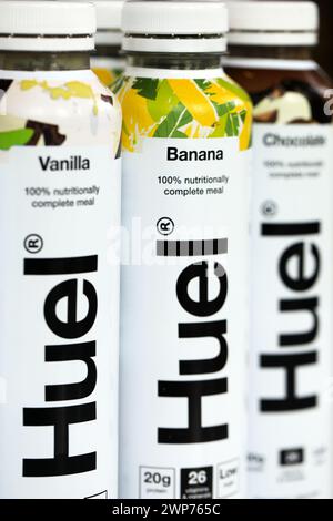 Des shakes de remplacement de repas Huel qui sont des repas 100% nutritionnellement complets Banque D'Images