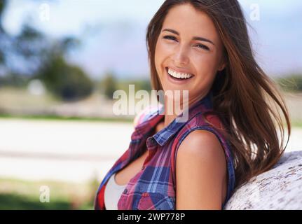 Portrait, sourire ou mode et femme campagne, plein air et arbres à la ferme. Happy, plaid ou tenue élégante pour casual gen z femme, style de vie et Banque D'Images