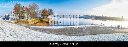 Zollenspieker Fährhaus im Winter an der Elbe à Kirchwerder, Hambourg, Allemagne Banque D'Images