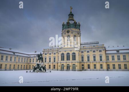 Winter, Schlosshof, Reiterdenkmal Friedrich Wilhelm der Große Kurfürst, Charlottenburger Schloss, Charlottenburg, Berlin, Deutschland Banque D'Images