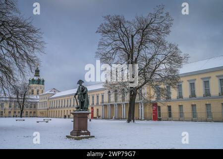 Winter, Denkmal Friedrich der Große, Neuer Flügel, Schloß Charlottenburg, Spandauer Damm, Charlottenburg, Berlin, Deutschland Banque D'Images