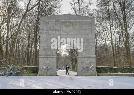 Ausgang Ost, Portal, Sowjetisches Ehrenmal, hiver, Treptower Park, Treptow, Treptow-Köpenick, Berlin, Allemagne Banque D'Images