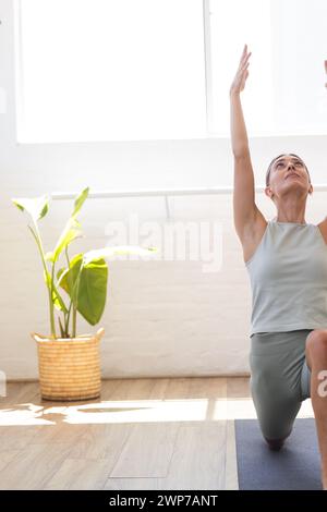 Jeune femme caucasienne pratiquant le yoga à l'intérieur, avec espace de copie Banque D'Images