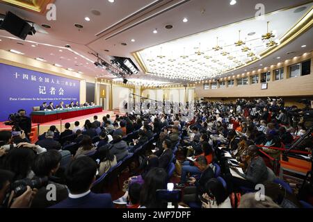 Pékin, Chine. 6 mars 2024. Zheng Shanjie, directeur de la Commission nationale de développement et de réforme, LAN Fo'an, ministre des Finances, Wang Wentao, ministre du commerce, PAN Gongsheng, gouverneur de la Banque populaire de Chine, et Wu Qing, président de la Commission chinoise de réglementation des valeurs mobilières, assistent à une conférence de presse sur l'économie pour la deuxième session de la 14e Assemblée populaire nationale (NPC) à Beijing, capitale de la Chine, le 6 mars 2024. Crédit : Fei Maohua/Xinhua/Alamy Live News Banque D'Images