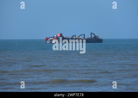 Grande barge à See off the Coast à Aberaeron partie des travaux de défense contre les inondations qui ont lieu à Aberaeron en 2024 Banque D'Images