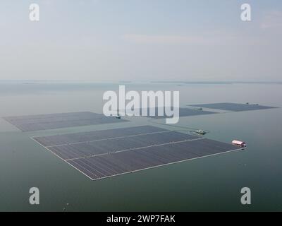 Khon Kaen. 5 mars 2024. Une photo de drone aérien prise le 5 mars 2024 montre la centrale solaire hybride hydro-flottante du barrage Ubolratana à Khon Kaen, en Thaïlande. Un projet solaire hydro-flottant construit conjointement par des entreprises chinoises et thaïlandaises a commencé son exploitation commerciale mardi pour soutenir le développement de l'énergie propre en Thaïlande. POUR ALLER AVEC LE «projet solaire hydro-flottant nouvellement exploité met en valeur la coopération Chine-Thaïlande dans l'énergie propre» crédit : Lin Hao/Xinhua/Alamy Live News Banque D'Images