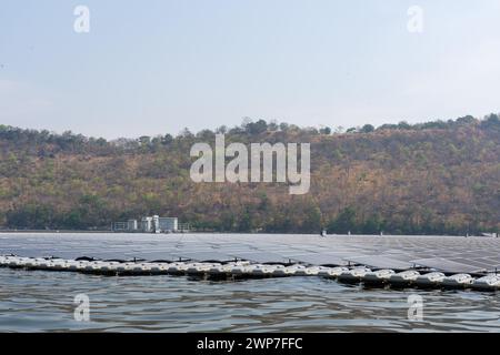 Khon Kaen. 5 mars 2024. Cette photo prise le 5 mars 2024 montre une vue de la centrale solaire hybride hydro-flottante du barrage Ubolratana à Khon Kaen, en Thaïlande. Un projet solaire hydro-flottant construit conjointement par des entreprises chinoises et thaïlandaises a commencé son exploitation commerciale mardi pour soutenir le développement de l'énergie propre en Thaïlande. POUR ALLER AVEC LE «projet solaire hydro-flottant nouvellement exploité met en valeur la coopération Chine-Thaïlande dans l'énergie propre» crédit : Lin Hao/Xinhua/Alamy Live News Banque D'Images