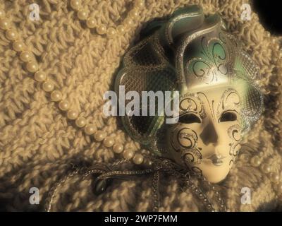 Masque de carnaval sur un fond tricoté avec des perles et des étincelles. Elément de costume de fête de carnaval Banque D'Images