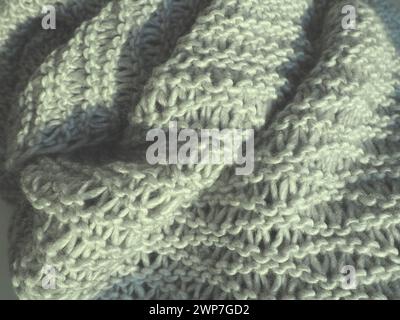 foulard tricoté en fil gris. Tricotage machine luxuriant. Option pour une garde-robe chaude pour la période automne-hiver. Tricot avec devant, boucles de purl. Cool Banque D'Images