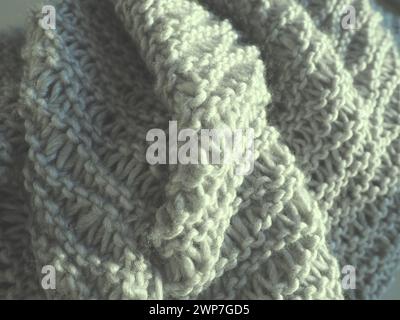 foulard tricoté en fil gris. Tricotage machine luxuriant. Option pour une garde-robe chaude pour la période automne-hiver. Tricot avec devant, boucles de purl. Cool Banque D'Images