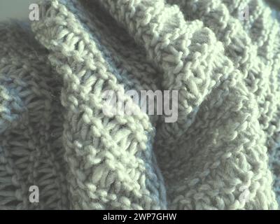 foulard tricoté en fil gris. Tricotage machine luxuriant. Option pour une garde-robe chaude pour la période automne-hiver. Tricot avec devant, boucles de purl. Cool Banque D'Images