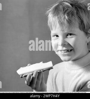 Dans les années 1960 Un garçon mange un sandwich au fromage. 1969. Conard ref 5818 Banque D'Images