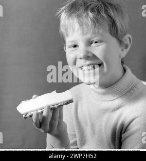 Dans les années 1960 Un garçon mange un sandwich au fromage. 1969. Conard ref 5818 Banque D'Images